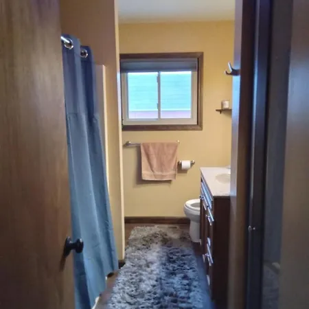 Outdoor Hot Tub And Cozy King Bed Apartment Lansing Exterior photo
