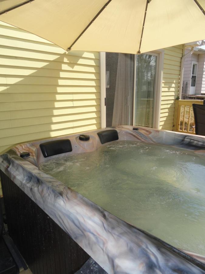 Outdoor Hot Tub And Cozy King Bed Homestay