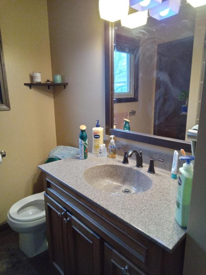 Homestay Outdoor Hot Tub And Cozy King Bed Lansing