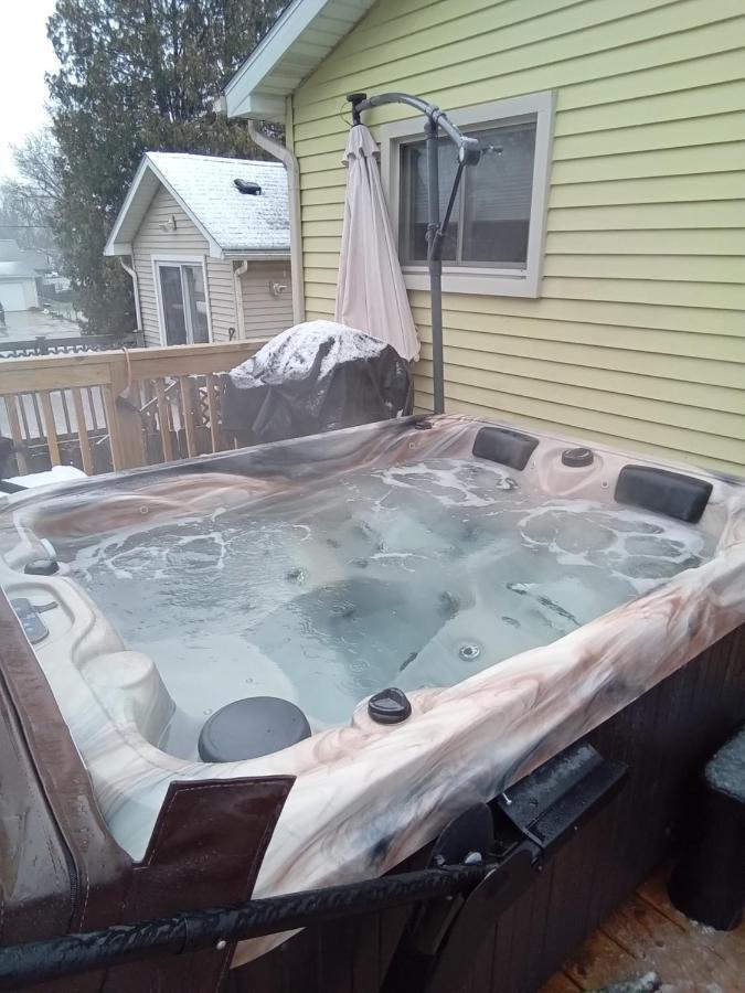 Outdoor Hot Tub And Cozy King Bed Homestay Lansing