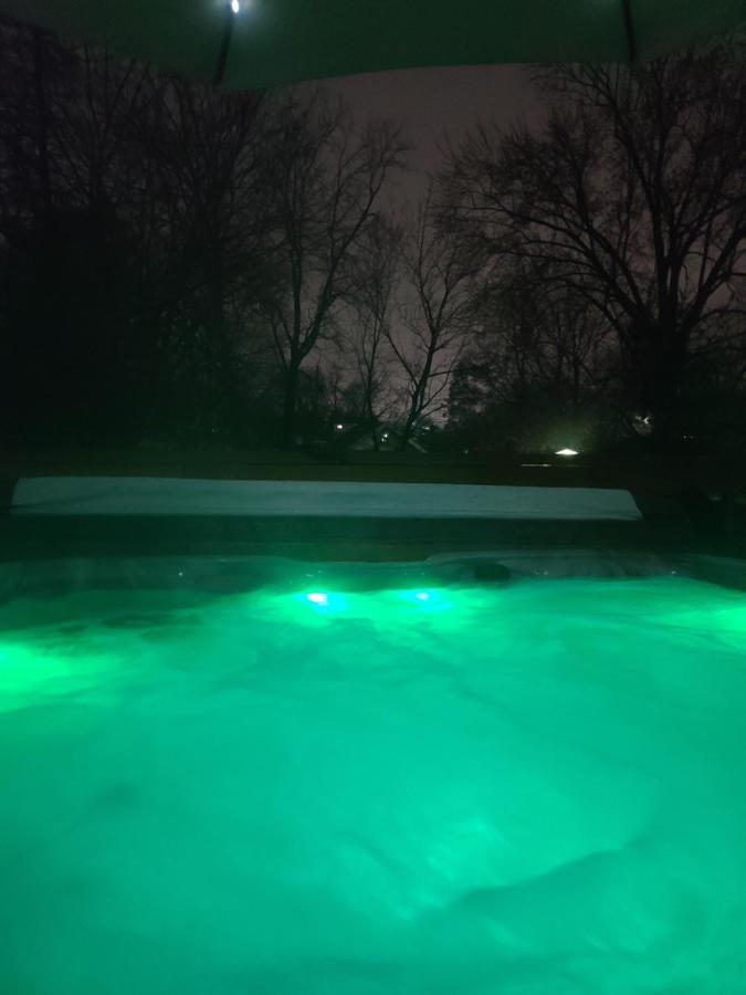 Outdoor Hot Tub And Cozy King Bed Homestay